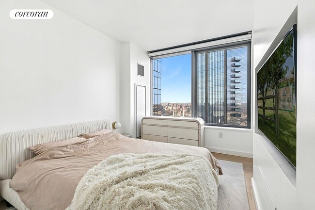 Building Photo - 3 Ct Square W