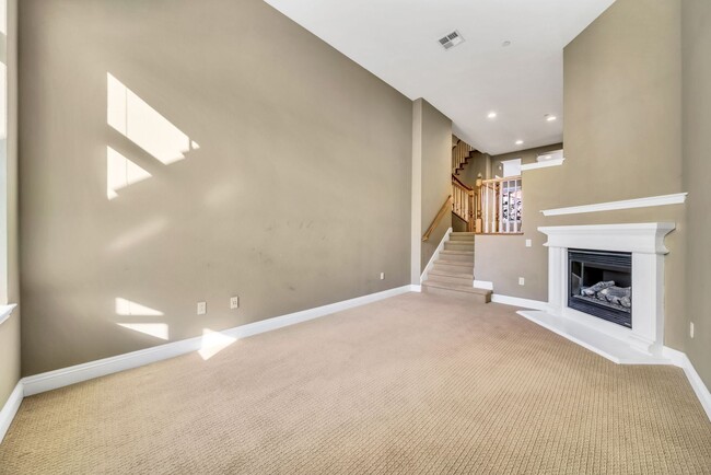 Building Photo - 3-Bedroom Townhome for Rent in Fremont!