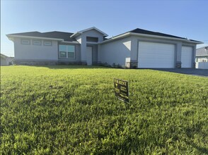 Building Photo - NW Cape Coral Home 4 Bedroom/ 2 Bath/ 3 Ca...