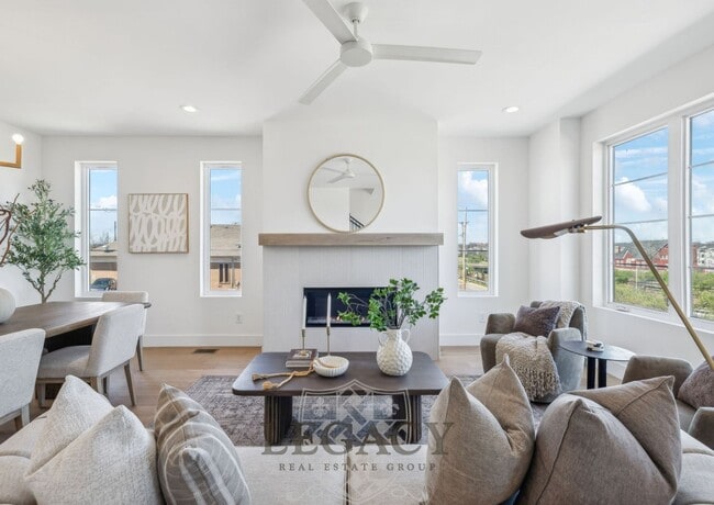 Building Photo - 1019 12th Ave N