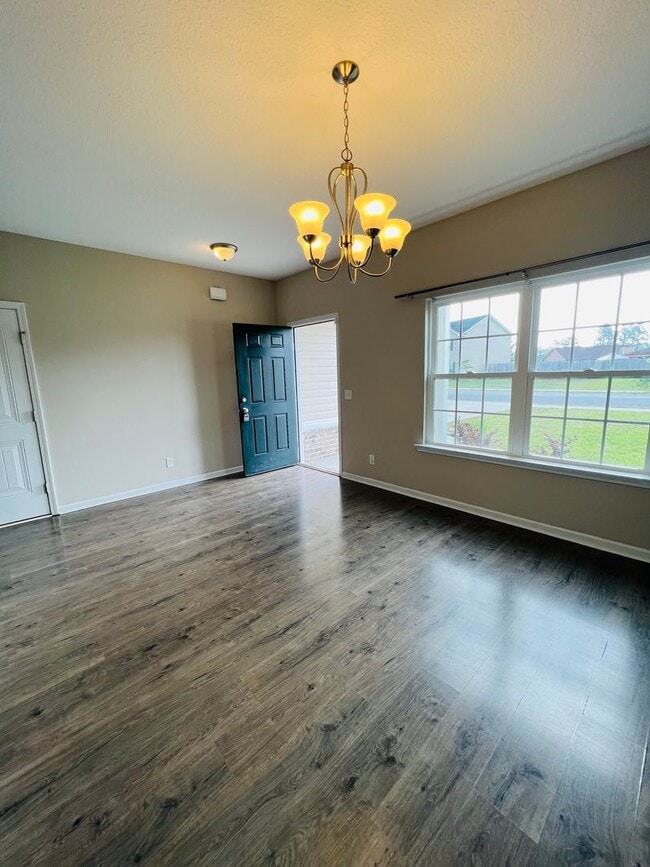 Building Photo - AVAILABLE NOW!