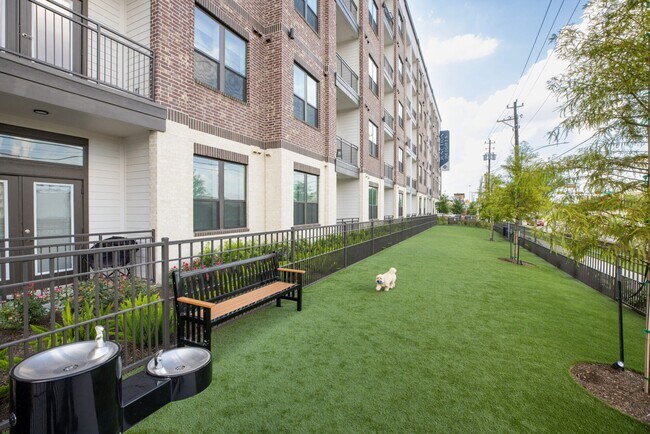 Building Photo - 3003 Summer St
