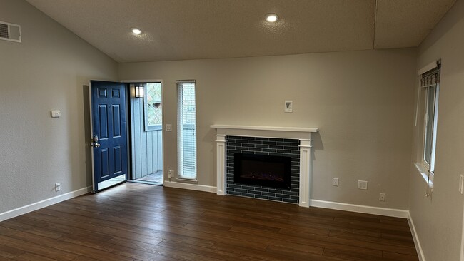 Living Room - 1415 La Terrace Cir