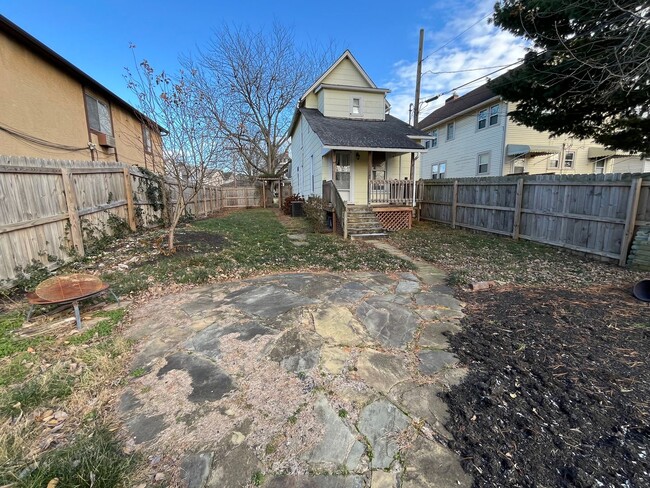 Building Photo - Charming 2 bedroom 2.5 bath single family ...