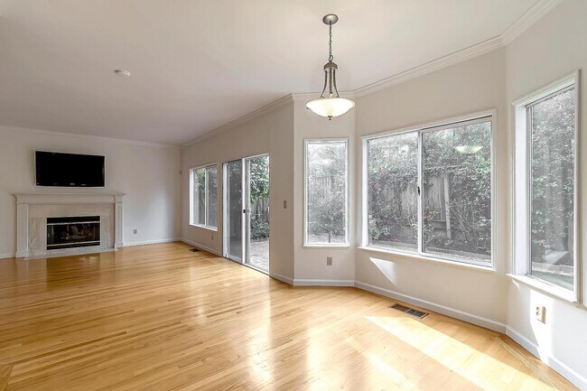 Building Photo - 302 Tadley Ct