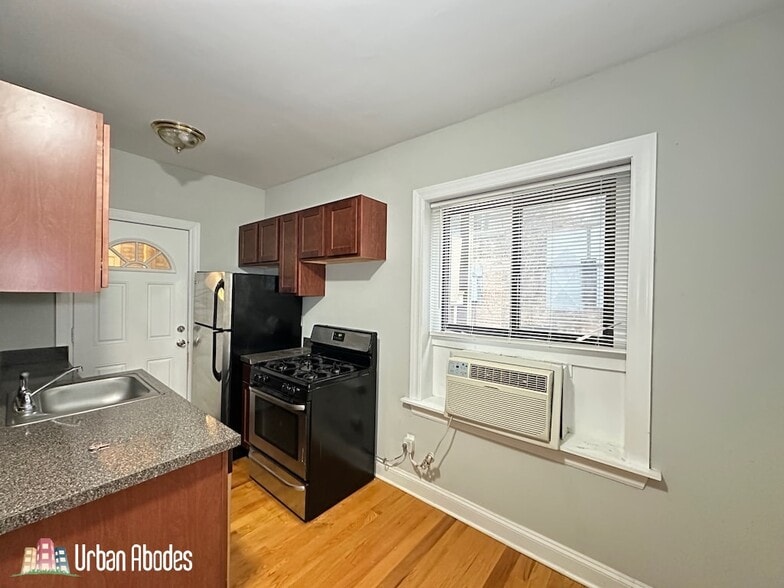 Building Photo - 3721 N Pine Grove Ave