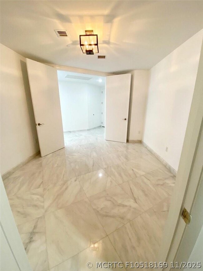 Building Photo - 16001 Collins Ave