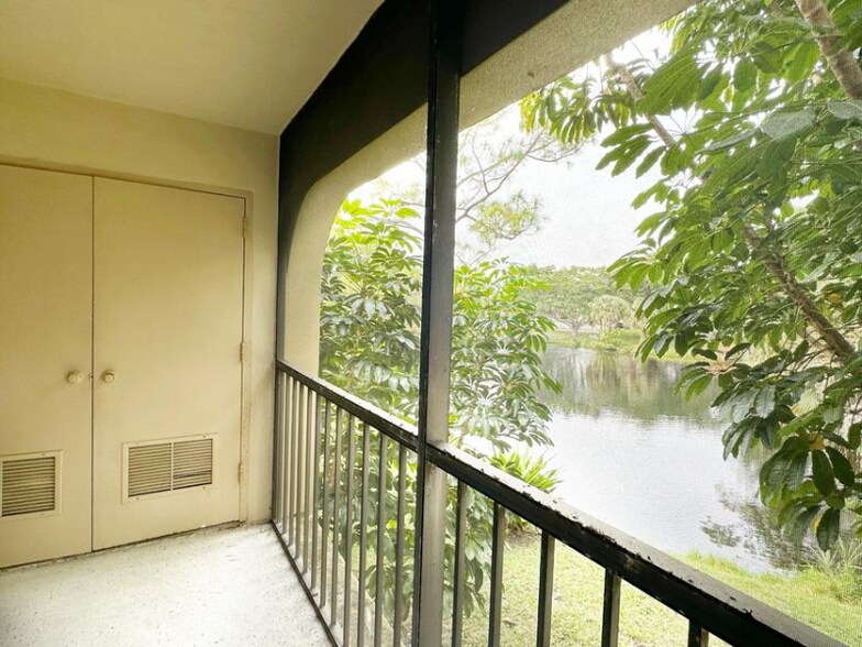 Building Photo - 924 SW 9th St Cir