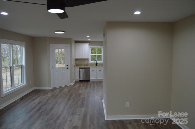 Building Photo - 620 W Bell St