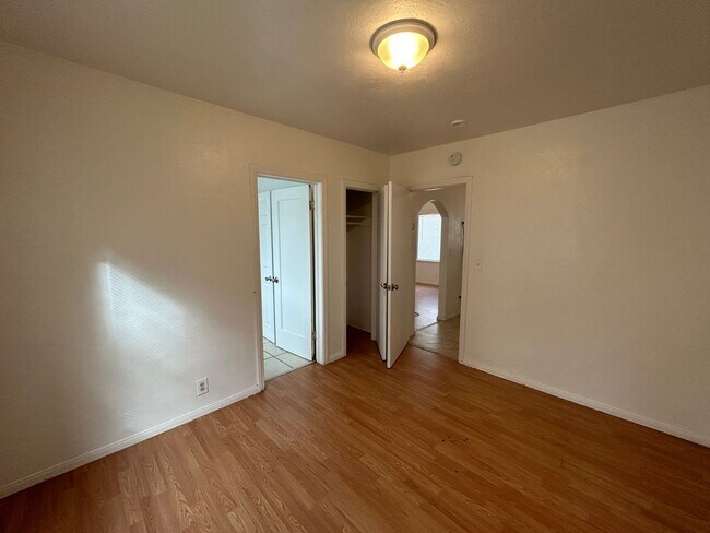 Building Photo - 707 Woodrow Ave