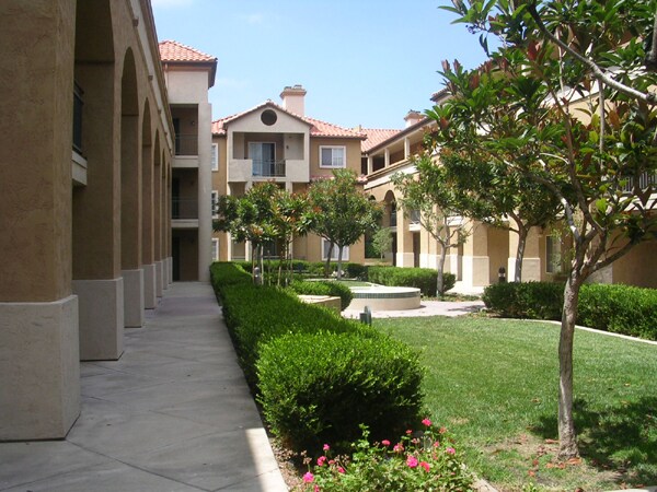 Building Photo - 1950 Camino de la Reina