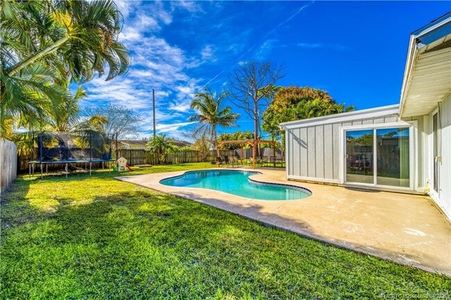 Building Photo - 656 SE Ron Rico Terrace