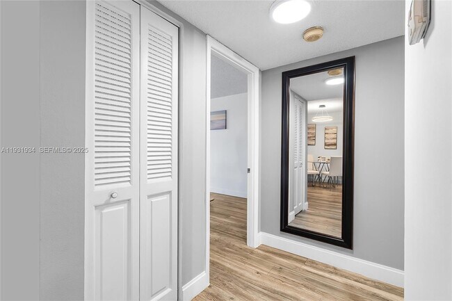 Building Photo - 400 Leslie Dr