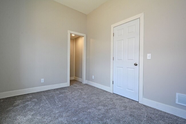 Building Photo - 294 Winifred St E