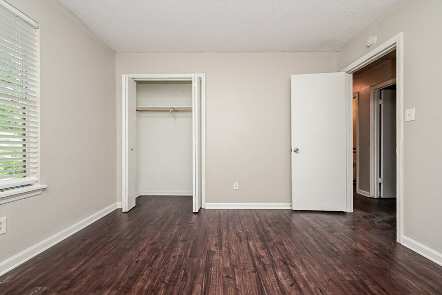 Building Photo - 3201 Chippewa Dr