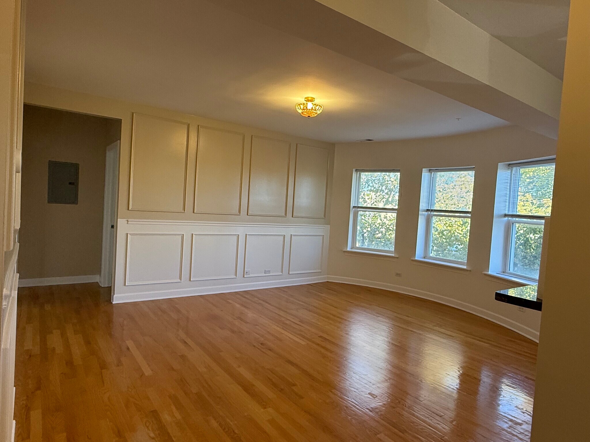 Building Photo - 6204 N Claremont Ave