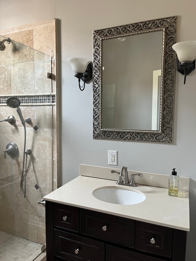 Building Photo - 218 N Alexander St