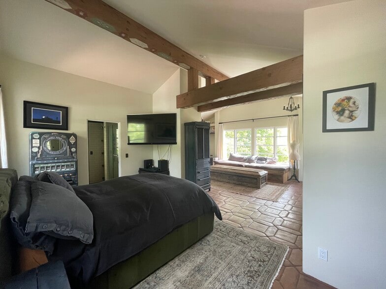 Building Photo - 232 E Los Olivos St