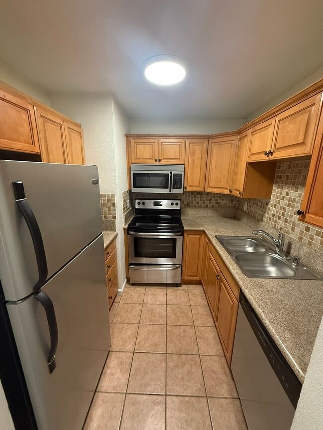 Building Photo - Spacious Studio - Gated Community - A/C + Laundry Inside!
