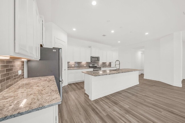 Building Photo - Stunning 4-bedroom, 3-bathroom single-stor...