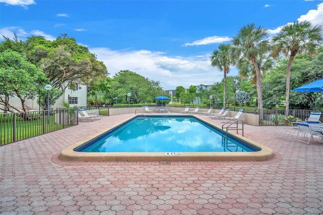 Building Photo - 2311 S Cypress Bend Dr