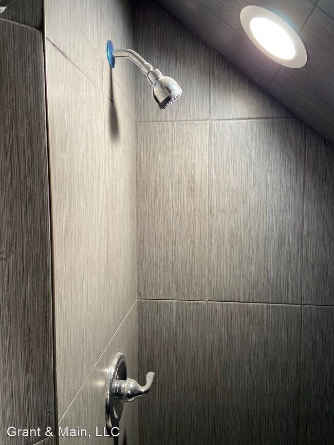 Building Photo - 2 br, 2.5 bath House - 2315 Yemans St.