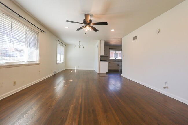 Building Photo - Updated 3 Bed / 1.5 Bath in Tulsa!