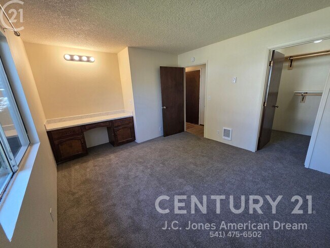 Building Photo - DR150.01