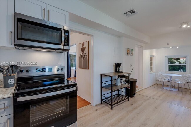 Building Photo - 820 SW 26th Rd