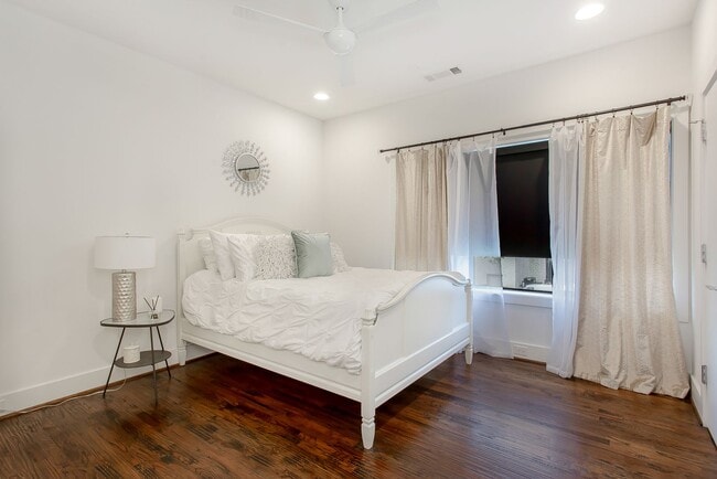 Building Photo - Modern 2 bed, 2.1 Bath townhome, walking distance to Greenville Ave