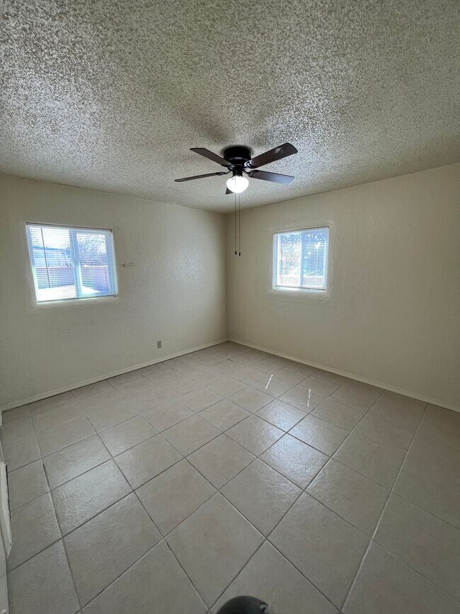 Building Photo - Nice 3 bedroom 1 3/4 Bath 2 Car Garage with large front and back yard!