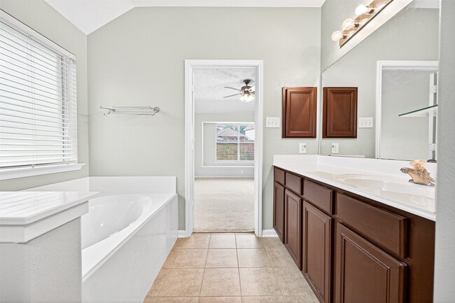 Building Photo - 24822 Diamond Run Ct