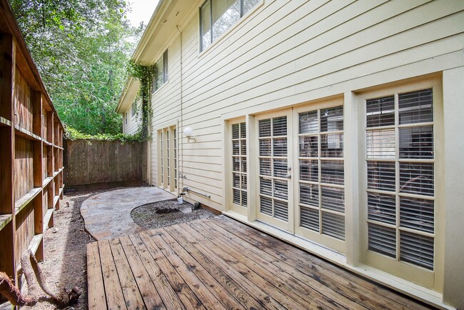 Building Photo - 201 Vanderpool Ln