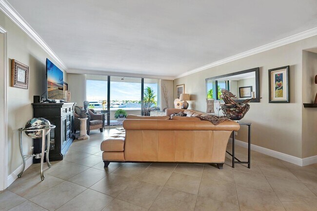 Building Photo - 134 Lakeshore Dr