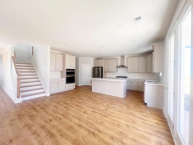 Building Photo - 1105 Cortland Vly