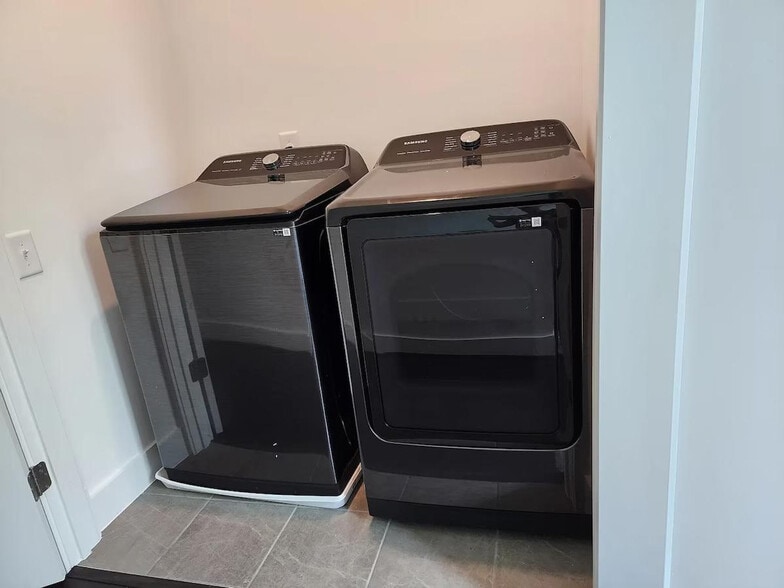 Building Photo - 1680 Memorial Dr SE