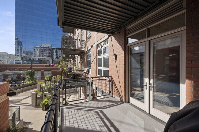 Building Photo - $3,695 - 1 Bed + Den / 1.5 Bath Condo at Parkloft Residence in Downtown San Diego