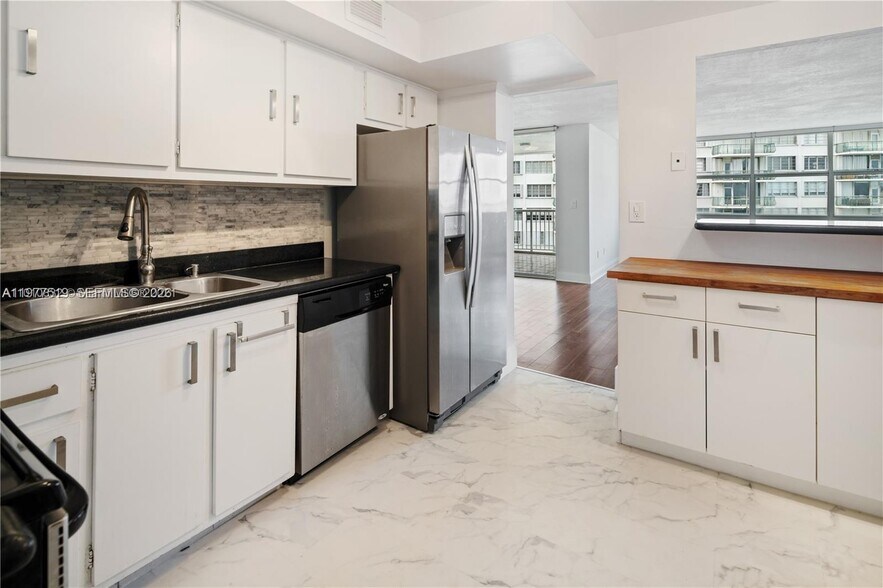 Building Photo - 1420 Brickell Bay Dr