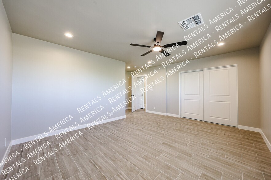 Building Photo - 1704 E Pickrell Dr