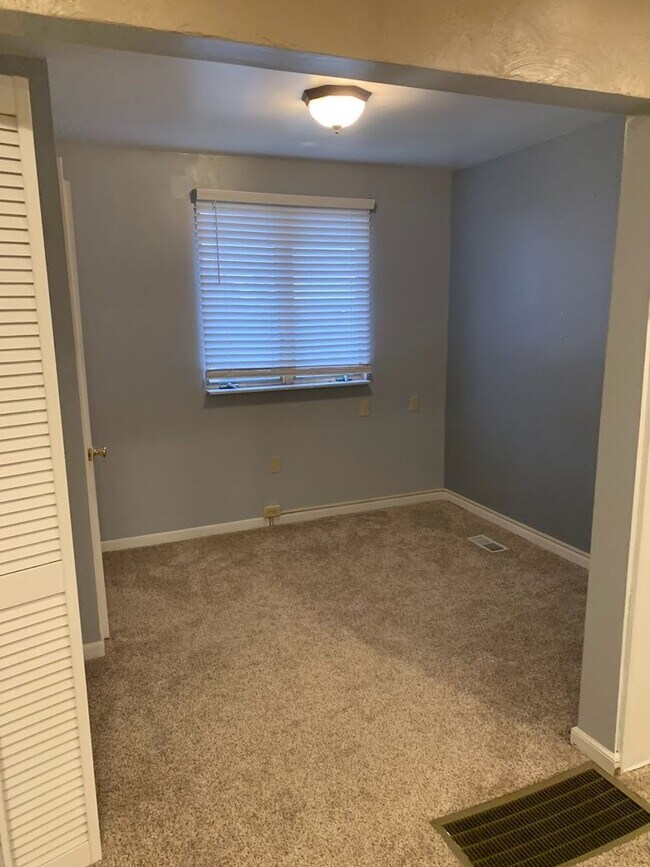 Building Photo - Beautiful Renovated 3/1.5 Home in Beechview - Available NOW