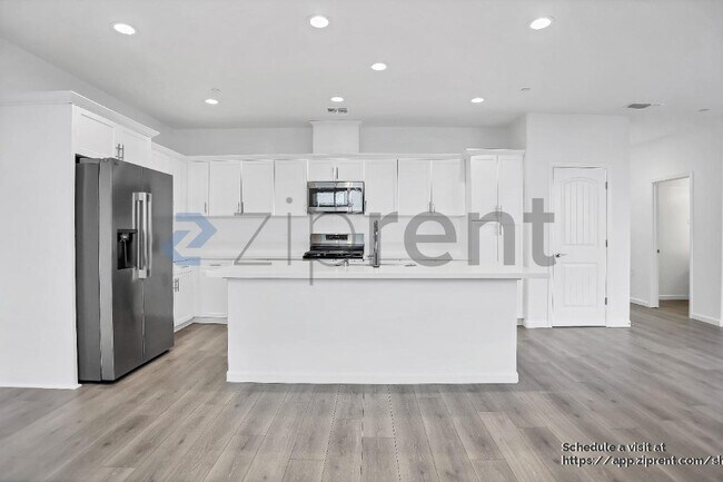 Building Photo - 1330 W Prescott Ave