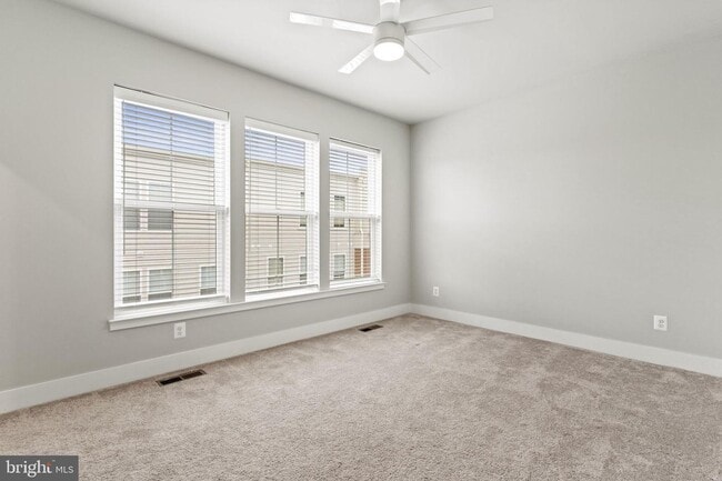 Building Photo - This beautiful modern 3 bed 4 1/2 bath tow...