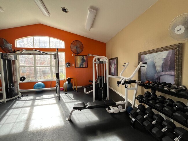 Building Photo - Very nice 2 bed 2 full bath on top floor n...