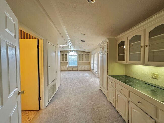 Building Photo - 3 Bedroom