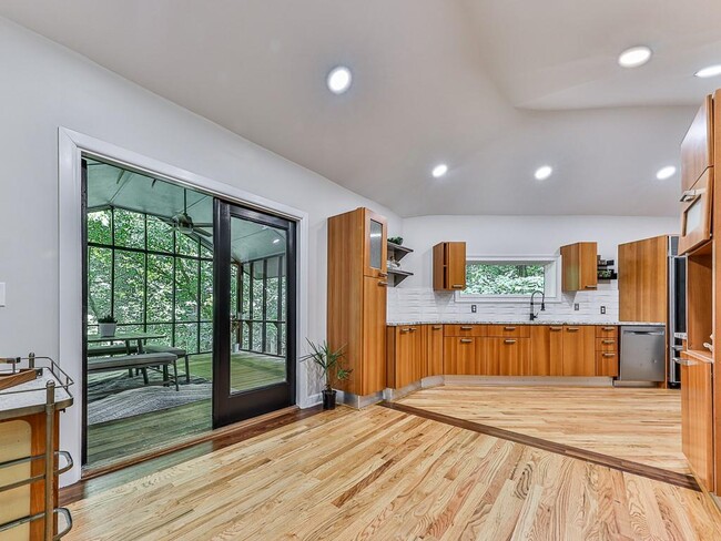 Building Photo - 120 Huntcliff Point NE