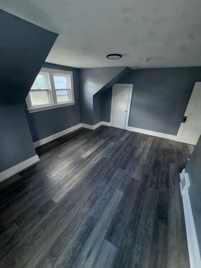 Building Photo - Charming 3-Bedroom Property in Prime Location (SECTION 8 VOUCHERS ACCEPTED)