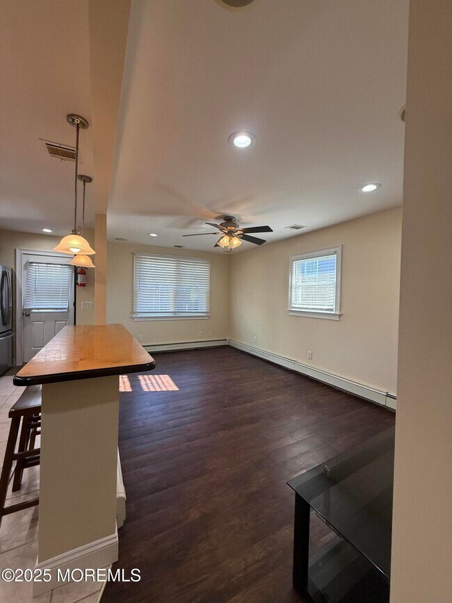 Building Photo - 9 Main St