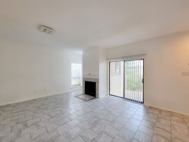 Building Photo - 7119 N Holiday Dr