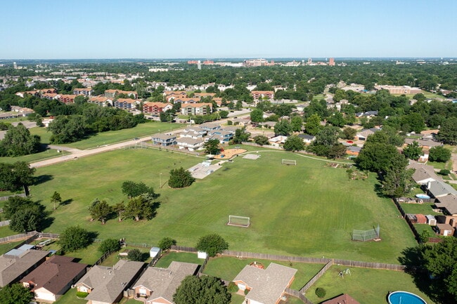 Building Photo - 729 Vicksburg Ave