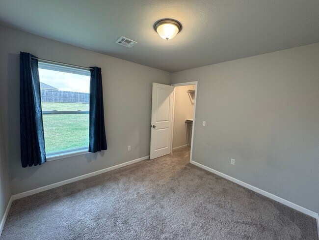 Building Photo - Don't Miss this STUNNING, true 4 bed, 2 ba...